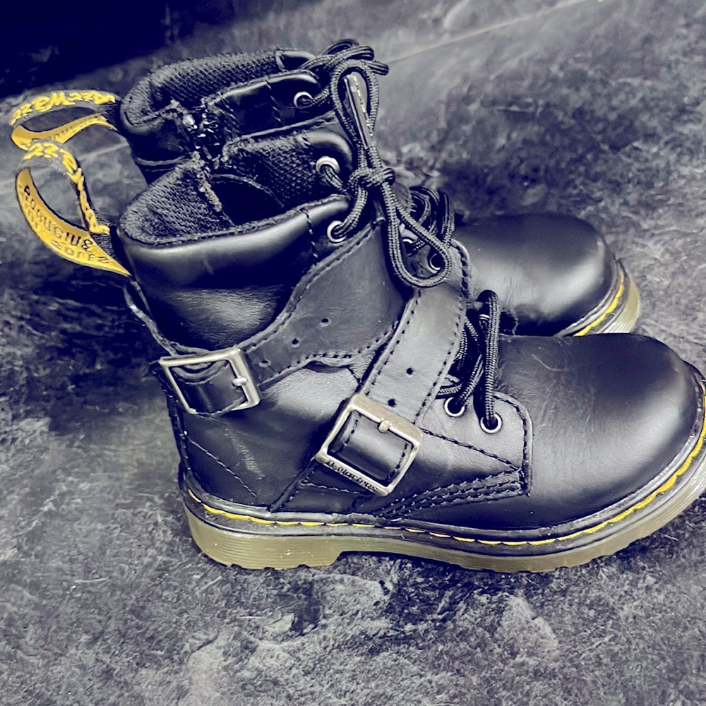 Dr Martens Doc Sz 8US EUC black Air Wair Combat-Boots Zip-Sides w/two buckles
